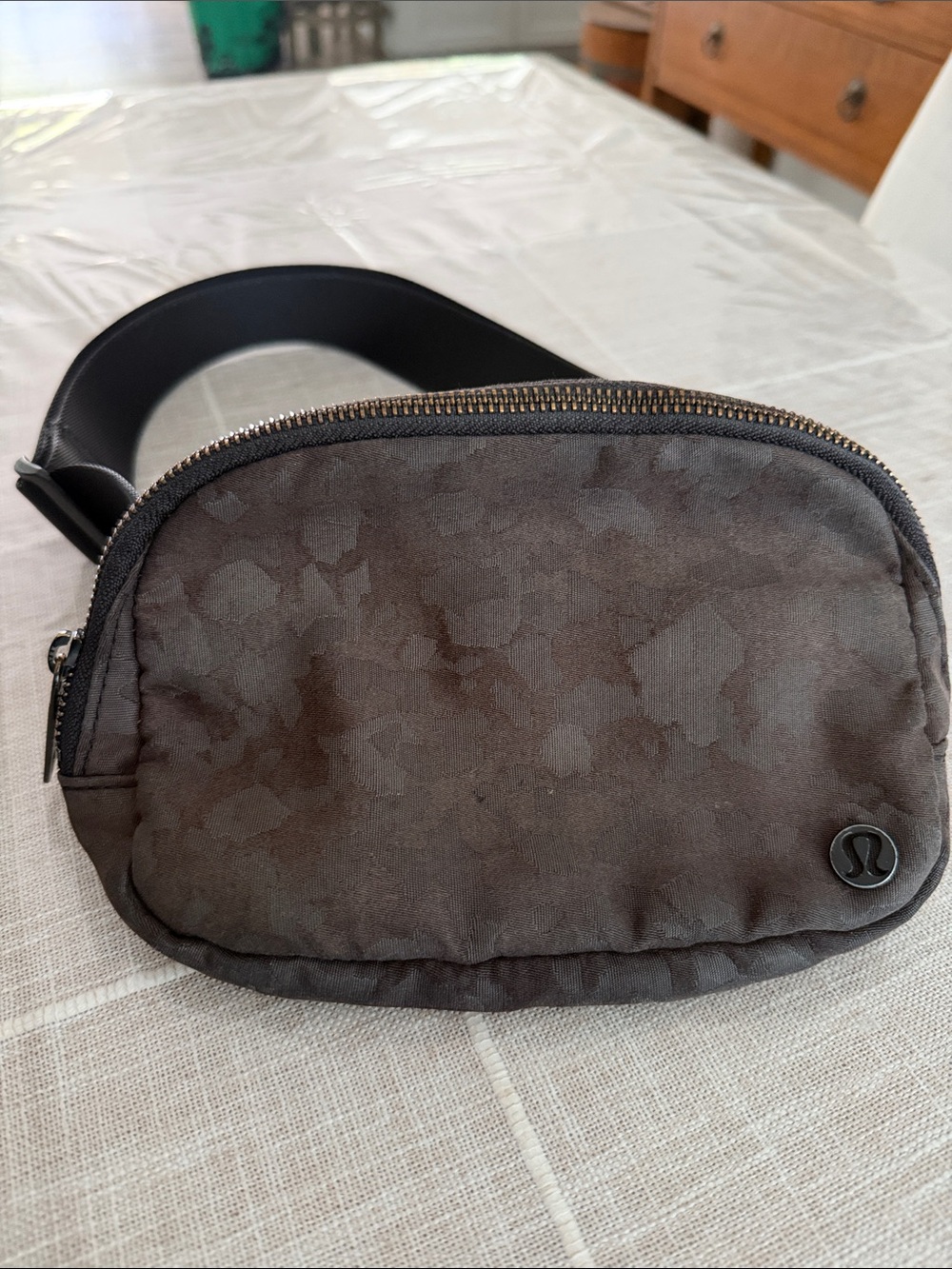 lululemon athletica Men’s Belt Bag in charcoal gray